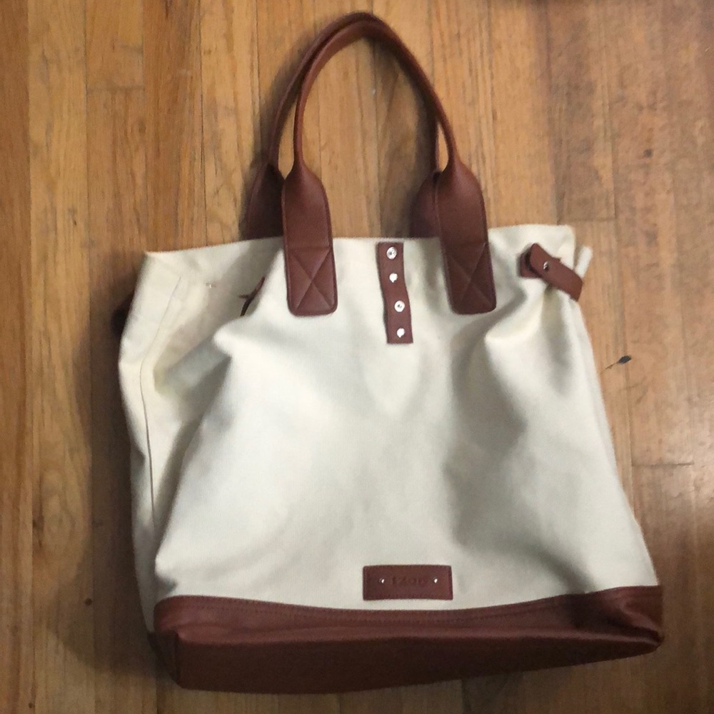 Large Izod women’s carry all bag.